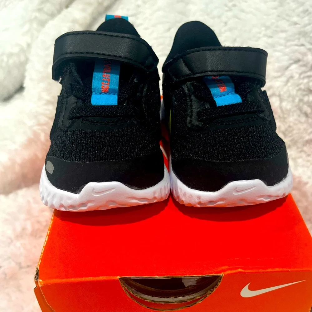 Nike‎ Unisex-Child Revolution 5 BabyToddler Velcro Running Shoe
